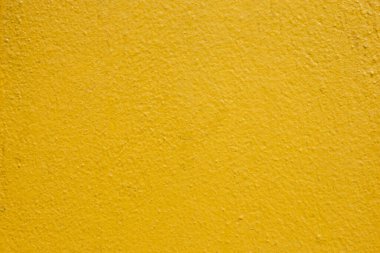 Arkaplan için boş kaba sarı beton duvar yüzeyi.