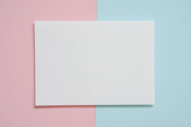 Pembe ve mavi kağıt pastel üzerine yatay beyaz A4 kağıdı. düz alan, kopyala boşluk.