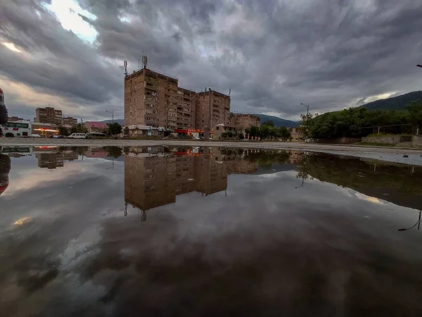 Αντανάκλαση Κτιρίου Puddle Vanadzor Αρμενία — Φωτογραφία Αρχείου