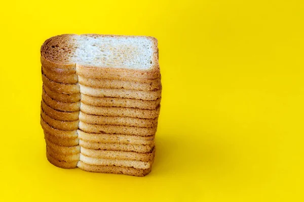 Sarı zemin ve kopyalama alanı olan tam buğday tostu yığını