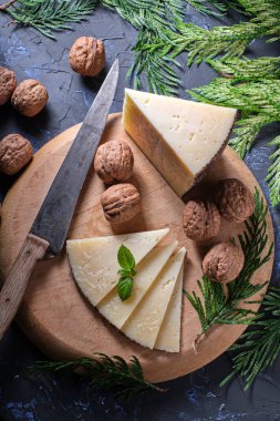 Tepeden gelen ahşap tahtada ceviz dilimleri ve kavrulmuş peynir kamışı.