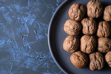 Yukarıdan gelen ceviz arkaplanı koyu arkaplan ve boşluk kopyala