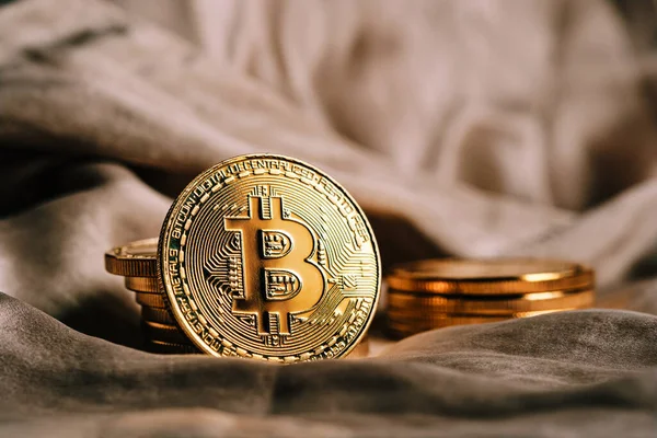 Altın kripto para birimine yakın plan Bitcoin ve odaklanmamış arkaplan
