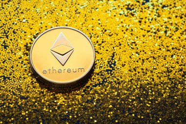 Ethereum altın kripto para birimi altın arkaplan ve kopyalama alanı
