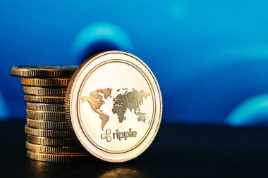 Bir yığın dalgalı kripto para birimi ve mavi arkaplan