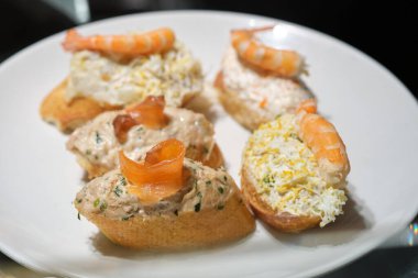 Bask Ülkesi pintxos denilen İspanyolca tapas hizmet bir bar counter bir restoranda San Sebastian, İspanya