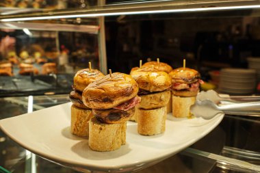 Bask Ülkesi pintxos denilen İspanyolca tapas hizmet bir bar counter bir restoranda San Sebastian, İspanya