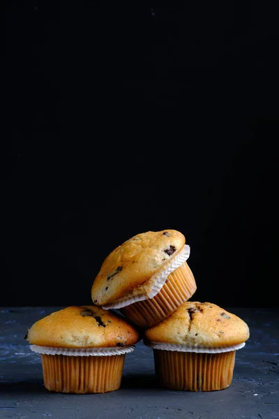 Muffins Caseros Chispas Chocolate Fondo Negro Espacio Copia — Foto de Stock