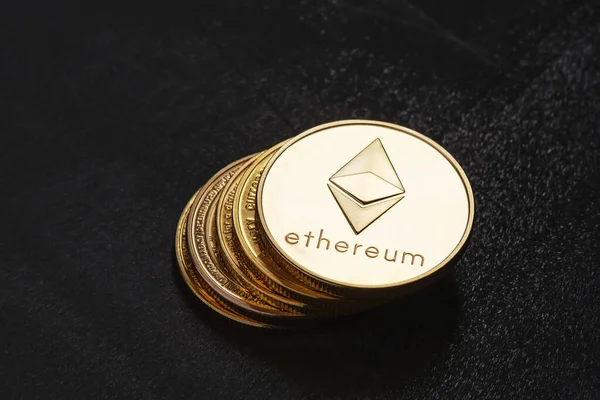 Siyah arkaplanda Ethereum kripto para birimleri yığını