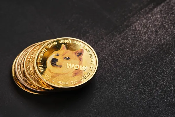 Stapel Von Dogecoin Kryptowährungen Auf Schwarzem Hintergrund — Stockfoto