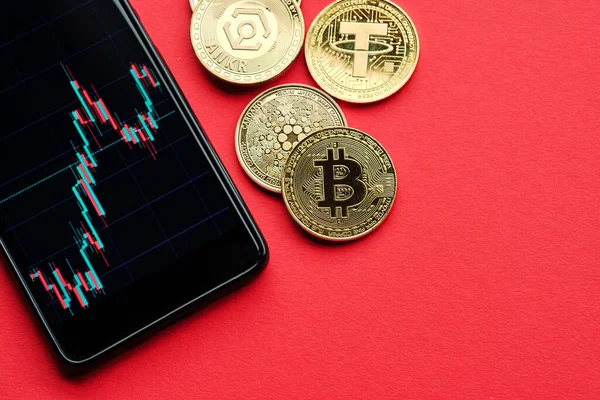 Grafik ve kırmızı arkaplan ile şifreli para birimleri ve akıllı telefon