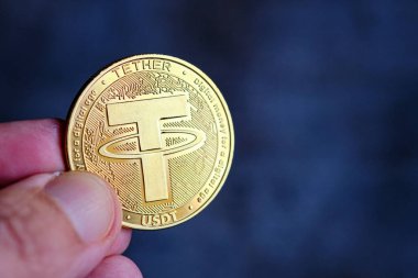 Parmaklarla yakalanan Kripto para biriminin yakın plan görüntüsü ve kopyalama alanı