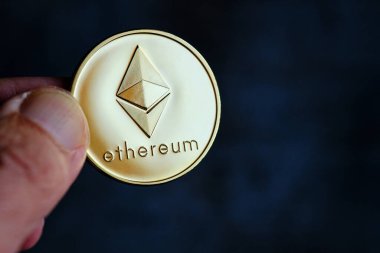 Bir Ethereum Kripto para biriminin parmaklarıyla yakalanması ve uzayın kopyalanması