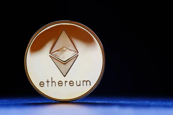 Ethereum Kripto para birimi siyah arkaplan ile yakın çekim ve kopyalama alanı