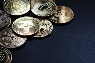 Siyah arkaplanı ve kopyalama alanı olan çeşitli altın kripto birimleri