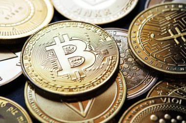 Bitcoin madeni para ve diğer altın kripto para birimlerinin yakınlaştırılması