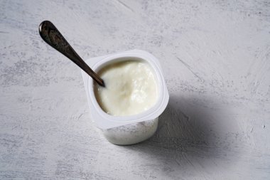 Ahşap bir masada yoğurt. Sağlıklı beslenme