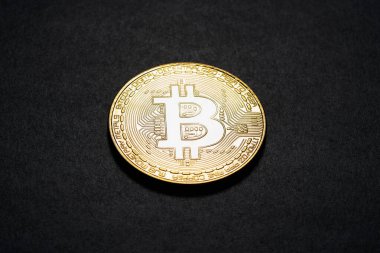Siyah zemin üzerinde altın bitcoin