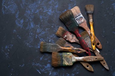 Birkaç eski ve çok kullanılmış fırçanın arkaplanı
