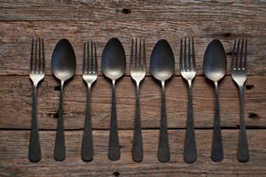 Köy tahtasında eski kaşıkların ve çatalların arka planı