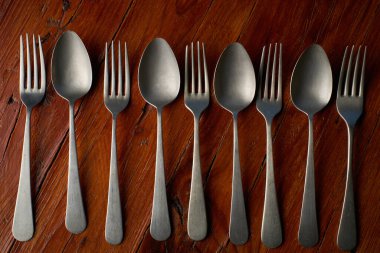 Köy tahtasında eski kaşıkların ve çatalların arka planı