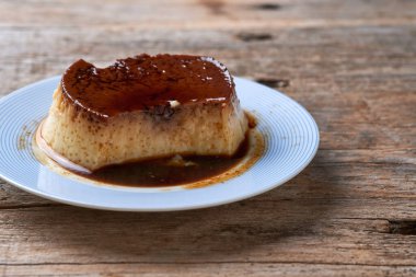 Kremalı karamel pudingi ve karamelli sos.
