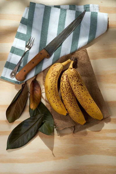 Nagyon Érett Banán Rusztikus Fán Függőleges Irányban — Stock Fotó