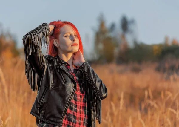 Jovem Mulher Bonita Olhando Para Distância Campo Trigo Dia Ensolarado — Fotografia de Stock