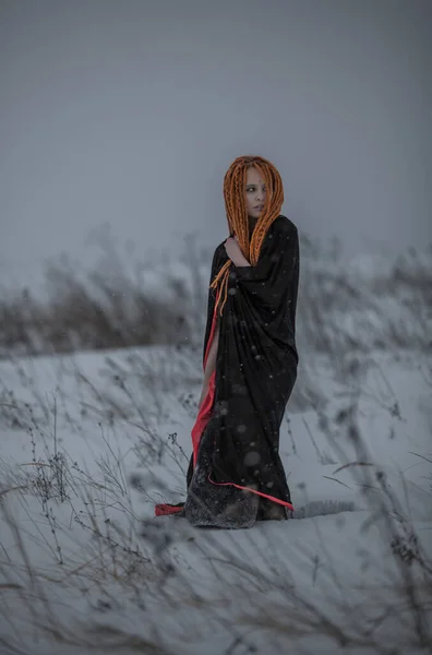 Beautiful Young Woman Standing Field Looking Distance Winter Day — Stock Photo, Image