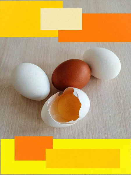 浅色的木制背景 有彩色矩形 用于文字插入 新鲜鸡蛋 一个在一个开放的外壳中 — 图库照片