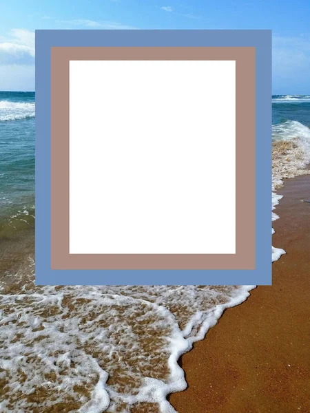 Ağaç rengi dikdörtgen çerçeve, deniz deseni ve gelen dalgalarla sahilin güzel bir görüntüsü..