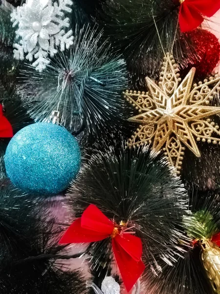 緑のクリスマスツリーでクリスマスの装飾 青いボール 雪の結晶 アスタリスク — ストック写真