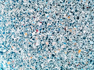 Siyah-beyaz küçük kaotik kapsamalar şeklinde mermer parçalı arka plan fayansları.