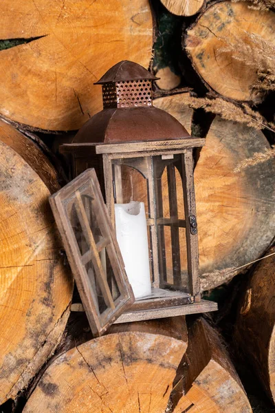 오래 된 휴대 용등 이 소박 한 나무타는 방에 서 있다. — 스톡 사진
