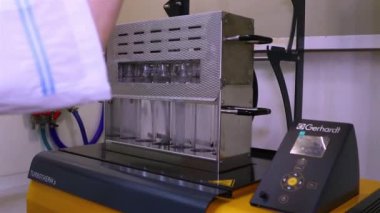 Laboratuvar asistanı gıda üretim laboratuvarında çalışıyor..