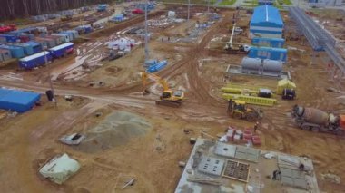 İnşaat malzemeleri ve işçiler şantiyede çalışıyor