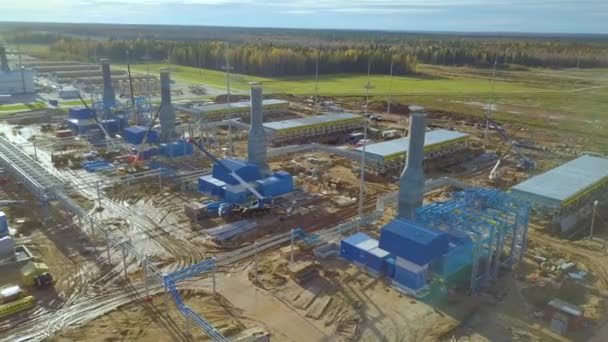 Gazprom benzin pompalama istasyonunun inşaatı. Rusya 'nın kuzeyi. — Stok video