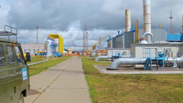 가즈 프롬. 러시아 북부에 있는 가스 펌프 장의 영역. — 비디오
