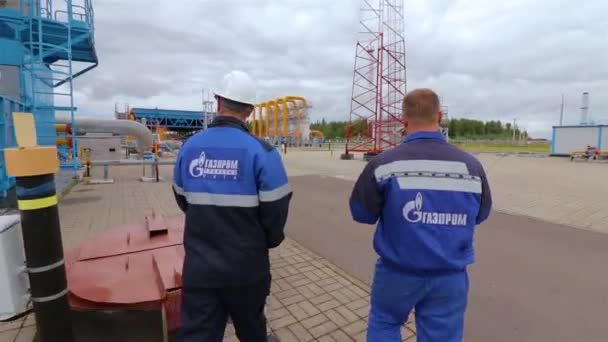 러시아의 가즈 프롬. 주유소 직원들. — 비디오