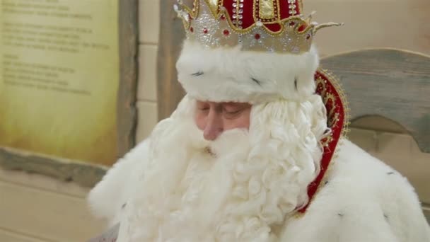 De Russische kerstman zit aan een tafel in zijn huis. De stad van de Grote IJzer. — Stockvideo