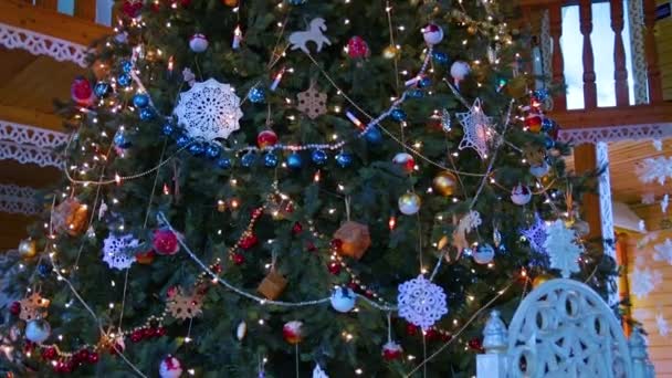 ロシアのサンタクロースの家の大きなクリスマスツリー. — ストック動画