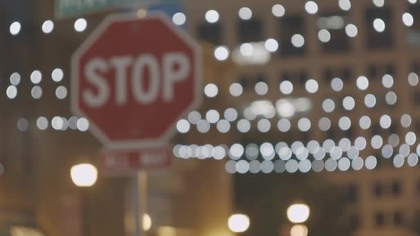 Állítsd meg az útjelzőt a városban. Éjszakai város. Egy tiltó stop tábla.. — Stock videók