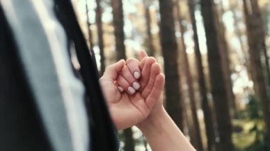 Yeni evliler. Güzel gelin ve damat el ele tutuşuyor. Bir düğün çifti. Yeni evlilerin ellerinin yakınına gelin. Birbirine aşık bir erkek ve bir kadın. Şey...