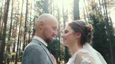 Yeni evliler. Güzel genç bir gelin ve damat güzel bir ormanda yürüyor. Bir düğün çifti. Mutlu bir aile. Birbirine aşık bir erkek ve bir kadın. Bir gelin...