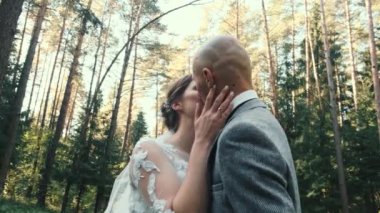 Yeni evliler. Güzel genç bir gelin ve damat güzel bir ormanda yürüyor. Bir düğün çifti. Mutlu bir aile. Birbirine aşık bir erkek ve bir kadın. Bir gelin...