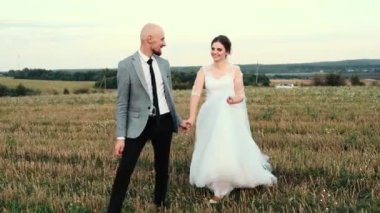 Yeni evliler. Genç ve güzel bir gelin ve damat tarlada yürüyor. Bir düğün çifti. Mutlu bir aile. Birbirine aşık bir erkek ve bir kadın. Muhteşem bir gelin.