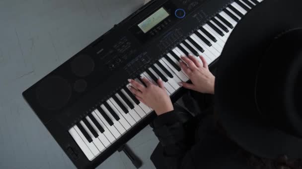 Ovanifrån av en synthesizer spelare i studion under en lektion. Närbild av en tjejs händer som spelar ett digitalt piano i studion. — Stockvideo