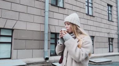 Sarışın genç bir kızın, tatil sezonu boyunca şehirde gezinip, müzik dinleyip, ağır çekimde kahve içişini yakından çekeceğiz.. 