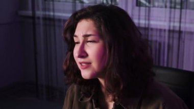 Kıvırcık saçlı bir kız piyano çalar ve şarkı söyler. Doğu görünümlü bir kız piyano çalar. Ses dersleri.