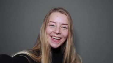 Kız sevdikleriyle video bağlantısı ile iletişim kuruyor. Bir video blogu yazıyor ve aboneleriyle iletişim kuruyor..